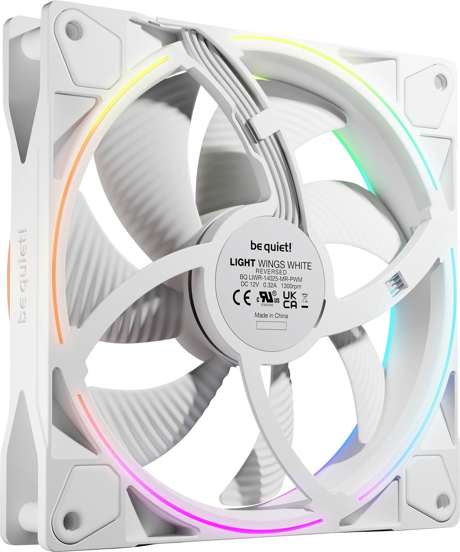 Biely počítačový ventilátor s viacfarebným LED podsvietením, označený nápisom 'be quiet! LIGHT WINGS WHITE', určený na chladenie technologických zariadení.