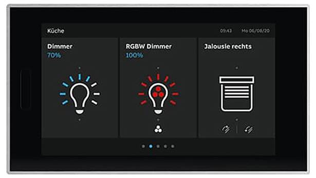 Digitálny ovládací panel zobrazuje tri možnosti: "Dimmer" na 70%, "RGBW Dimmer" na 100% a "Jalousie rechts" s ikonou žalúzií, označené ako "Küche".