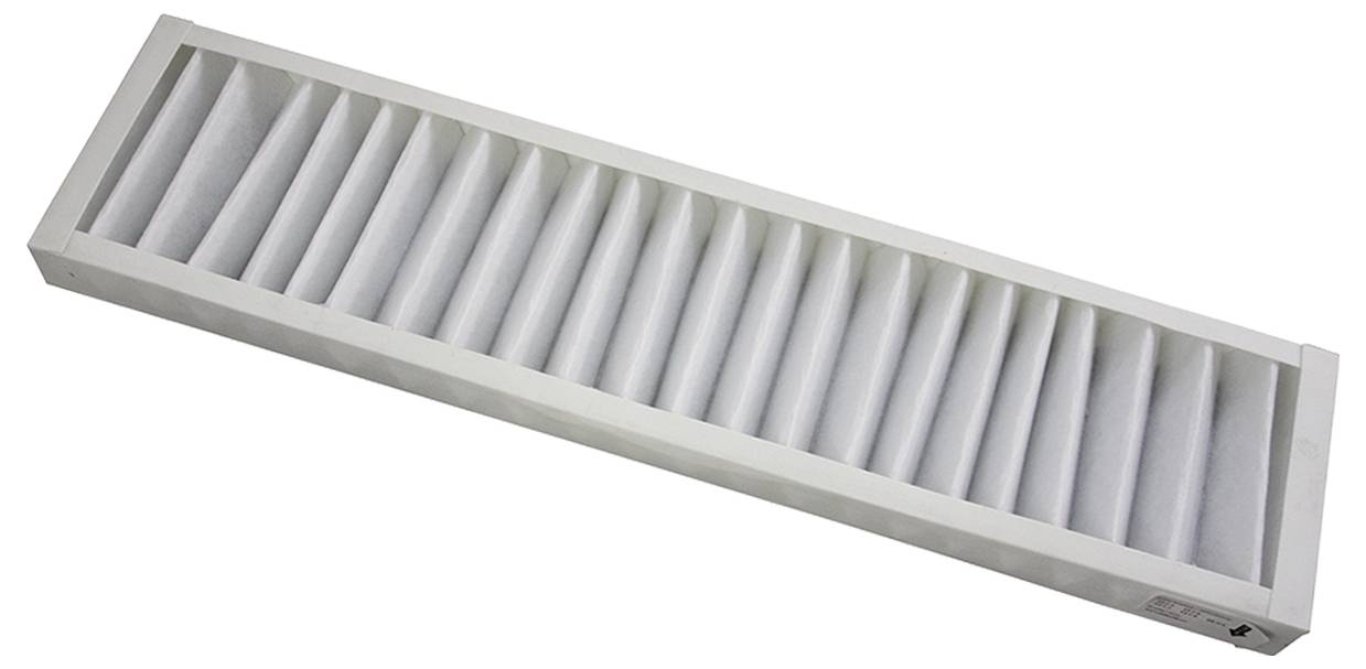 Obdĺžnikový vrásový vzduchový filter, používaný v systémoch HVAC na zachytávanie prachu a častíc, umiestnený na bielom pozadí.