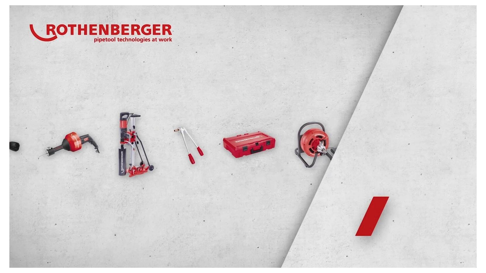 Logo 'Rothenberger' s podtextom 'technológie nástrojov pre potrubia v akcii', zobrazujúce rôzne červené nástroje na svetlo sivom pozadí.