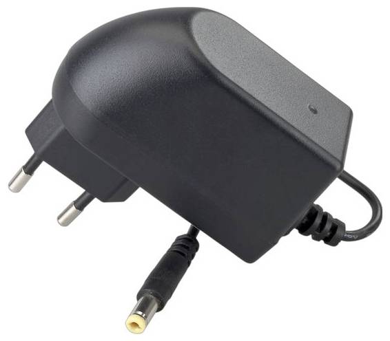 Čierny zásuvkový napájací adaptér so guľatým konektorom a dvoma kolíkmi, používaný na nabíjanie elektronických zariadení.