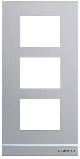 Kovová trojitá zásuvková doska s obdĺžnikovými otvormi pre spínače alebo zásuvky. Minimalistický dizajn. Označenie značky "Busch-Jaeger" v spodnej časti.