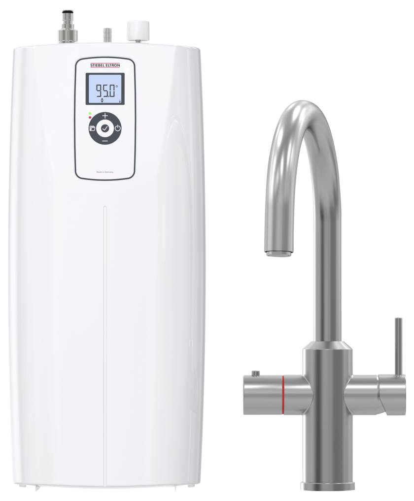 Okamžitý ohrievač vody „Stiebel Eltron" s digitálnym displejom vedľa nerezovej kuchynskej batérie. Digitálna obrazovka zobrazuje „95,0".