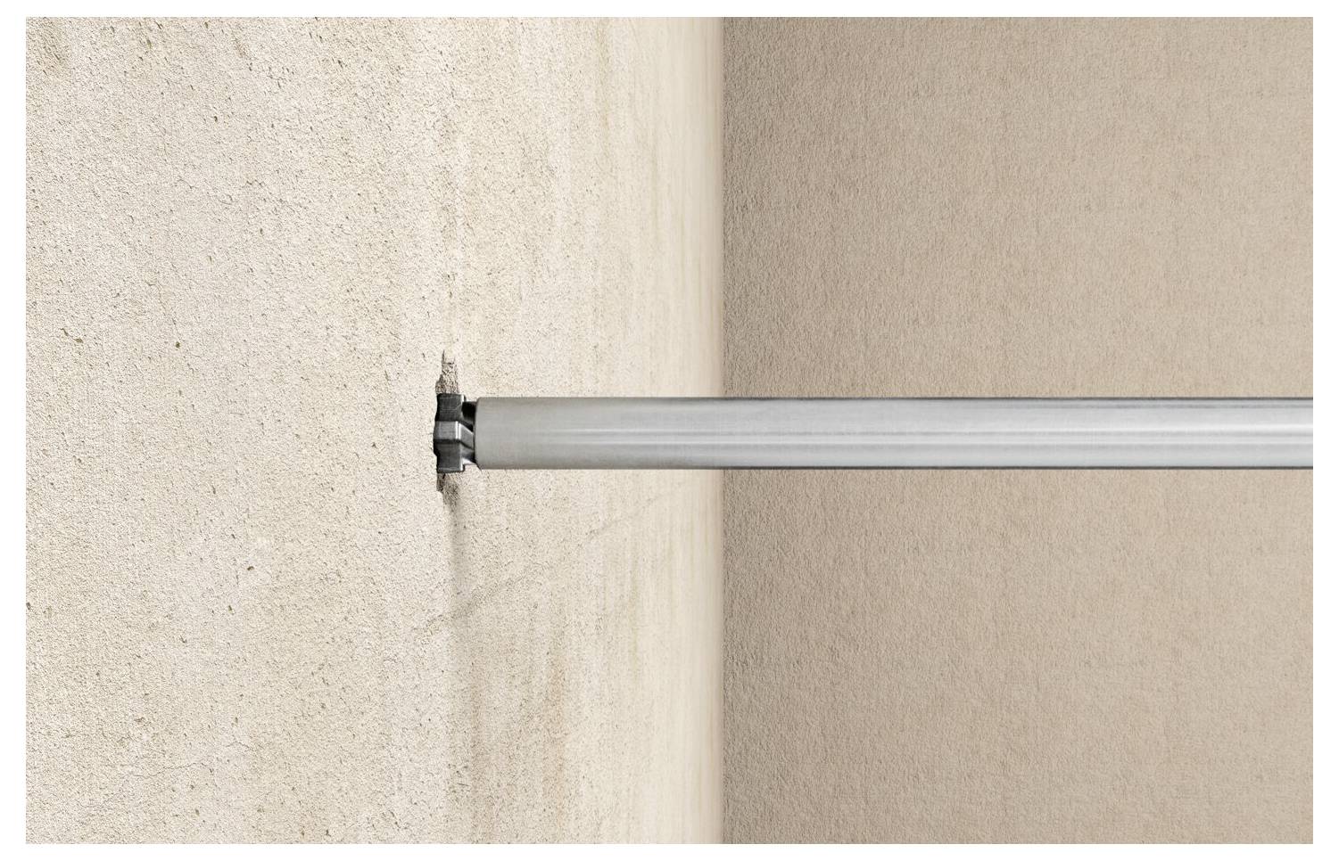 Strieborná tyč je čiastočne vložená do béžovej steny, čo ukazuje presné a bezpečné utesnenie, pričom zdôrazňuje jej stabilitu a kvalitu spracowania.