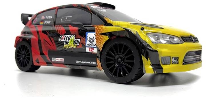 Podrobný model rely auta s červeno-žltým custom dizajnom laku, s logami sponzorov a číslom '12' na boku.