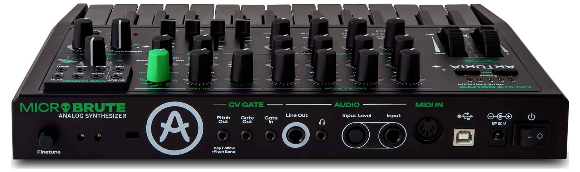 Kompaktný analógový syntetizátor s viacerými gombíkmi, posuvníkmi a audio vstupnými/výstupnými portami, vrátane MIDI a CV gate pripojení.