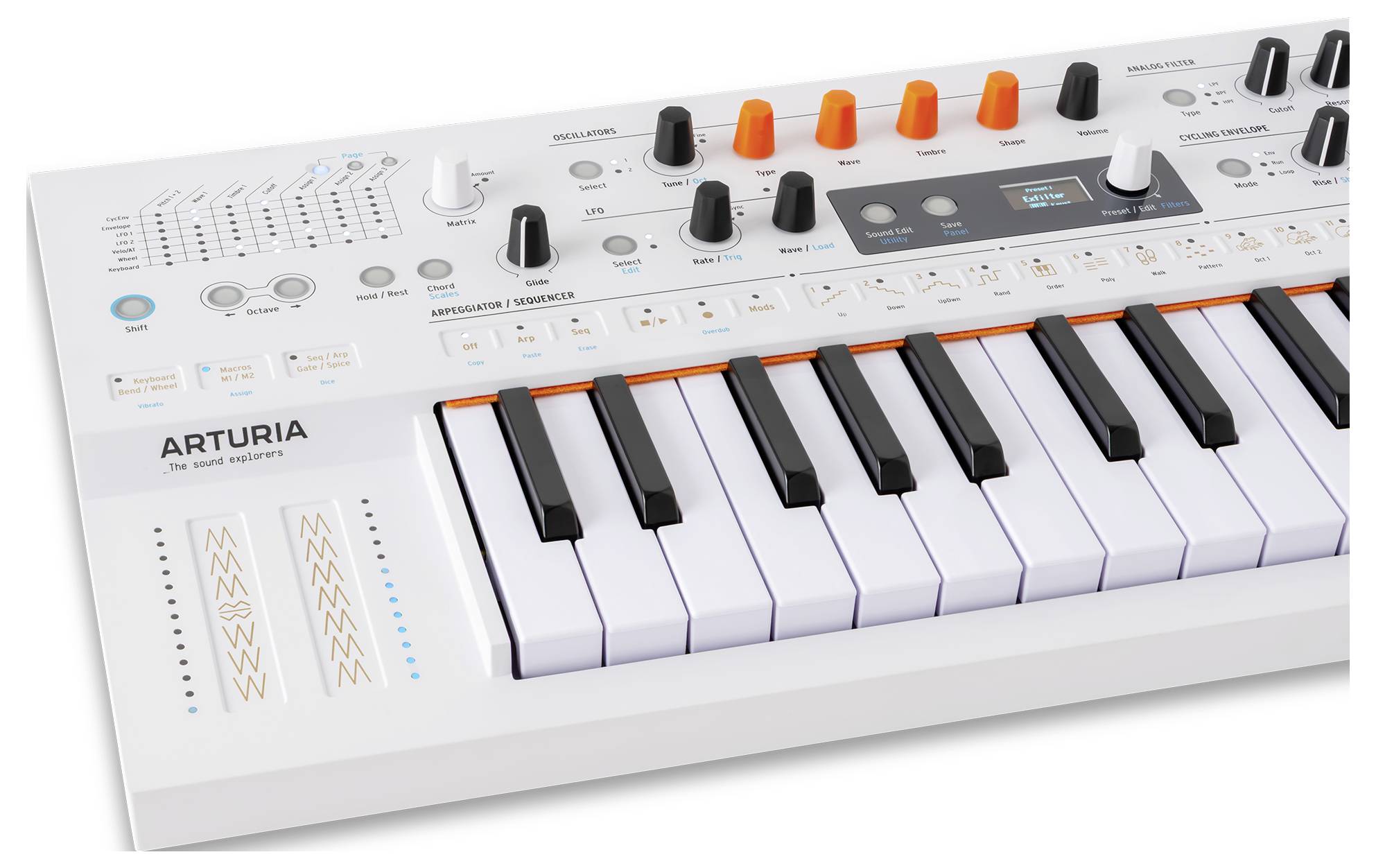 Biely a oranžový syntetizátorový keyboard s rôznymi ovládacími gombíkmi a tlačidlami, značky 'Arturia'. Disponuje sekvencerom, modulačnými a výškovými ovládačmi.