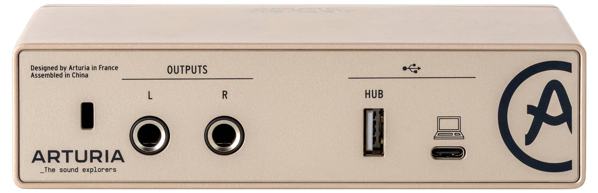 Pohľad zozadu na audio rozhranie Arturia so zobrazením výstupov: dva 1/4-palcové jacky označené "L" a "R", USB port a logo na pravej strane.
