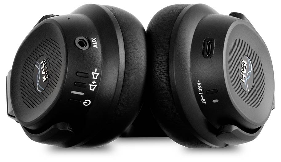 Čierne náhlavné slúchadlá s AUX portom, ovládaním hlasitosti a štítkom "ANC/BT", ktorý znamená aktívne potlačenie hluku a bluetooth funkcie.