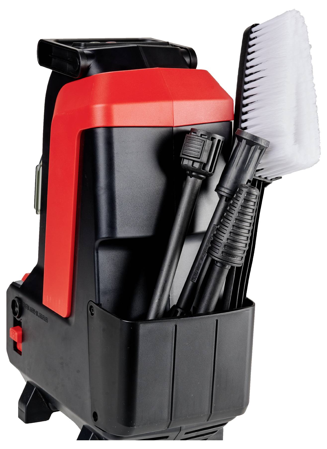Prenosný vysokotlakový čistič s červeno-čiernym telom a pripojenou sprievodicom, hadičkou a kefovým dýzou uloženými v prednom vozíku.