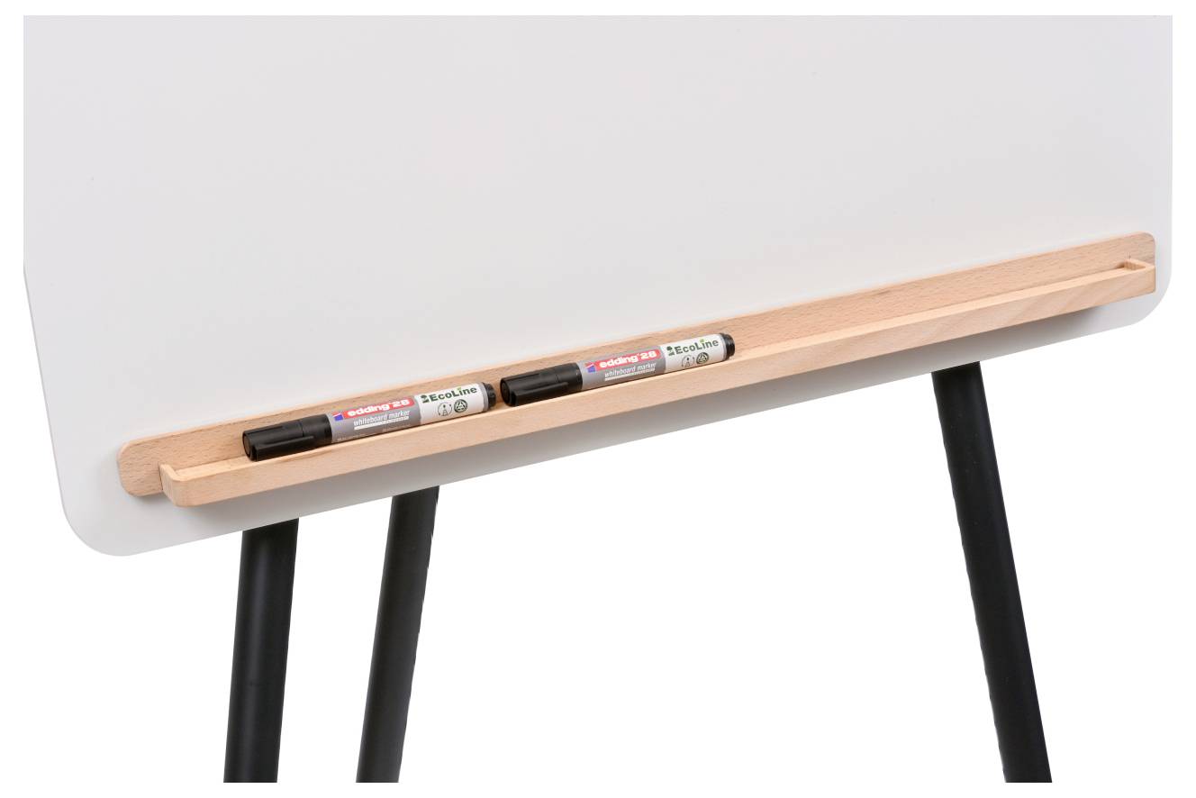 Detailný záber na bielu tabuľu na stojane, pod ktorou sú umiestnené dva čierne fixky na drevenej tácke.