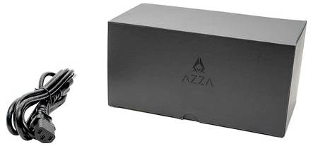 Čierny box s logom 'AZZA' vedľa stočeného čierneho napájacieho kábla na bielom pozadí.