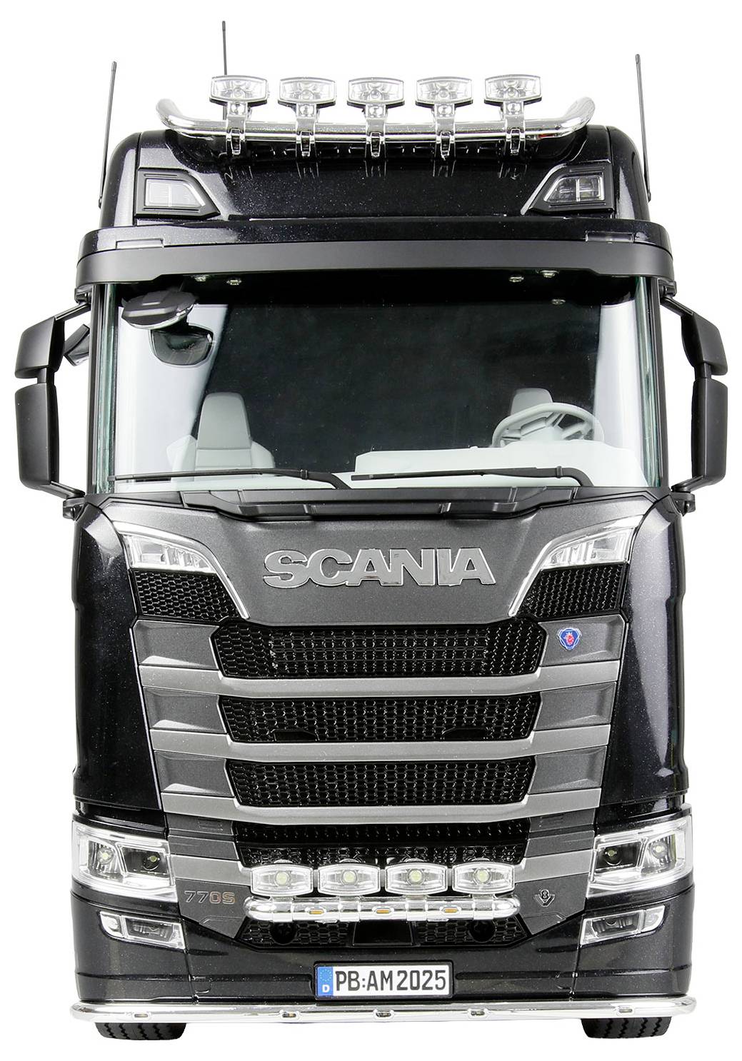 Čierna nákladné vozidlo Scania je zobrazené spredu, pričom vidieť jej mriežku chladiča, svetlomety a evidenčné číslo "PB-AM 2025".