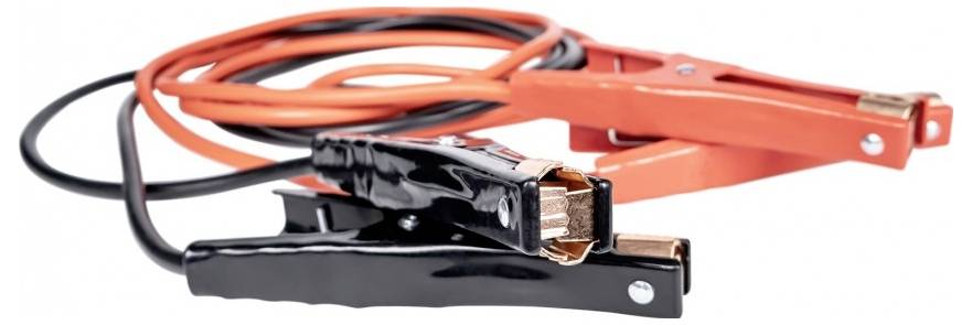 Detailný záber červených a čiernych štartovacích káblov s kovovými svorkami, používaných na štartovanie autobatérií. Stočené káble naznačujú kompaktné uskladnenie.