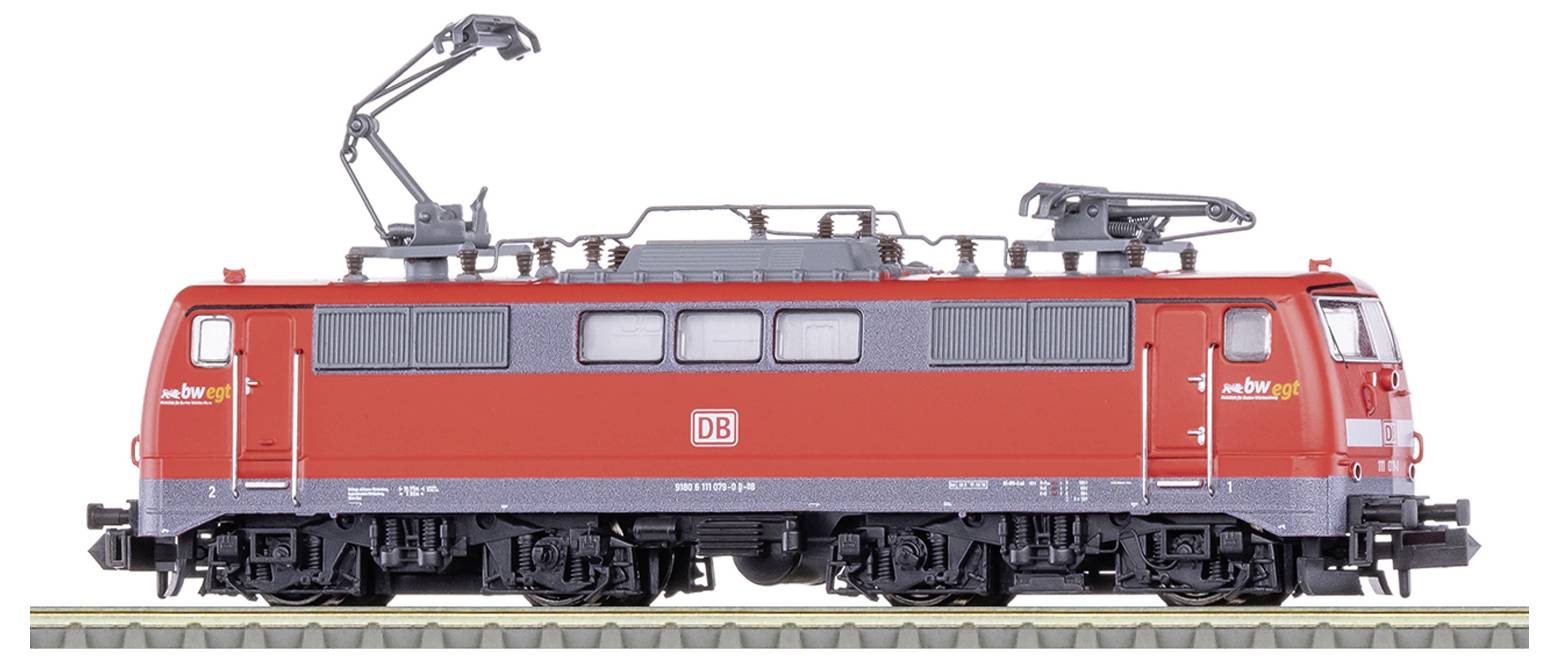Červená a sivá elektrická vlaková lokomotíva s logom "DB" na boku, stojaca na koľaji.