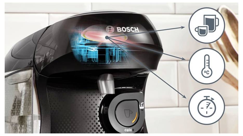 Čierny kávovar Bosch s osvetleným vnútorným mechanizmom, ktorého diagram zvýrazňuje jeho funkciu. Na pravej strane sú ikony zobrazujúce nastavenia šálky, teploty a časovača.