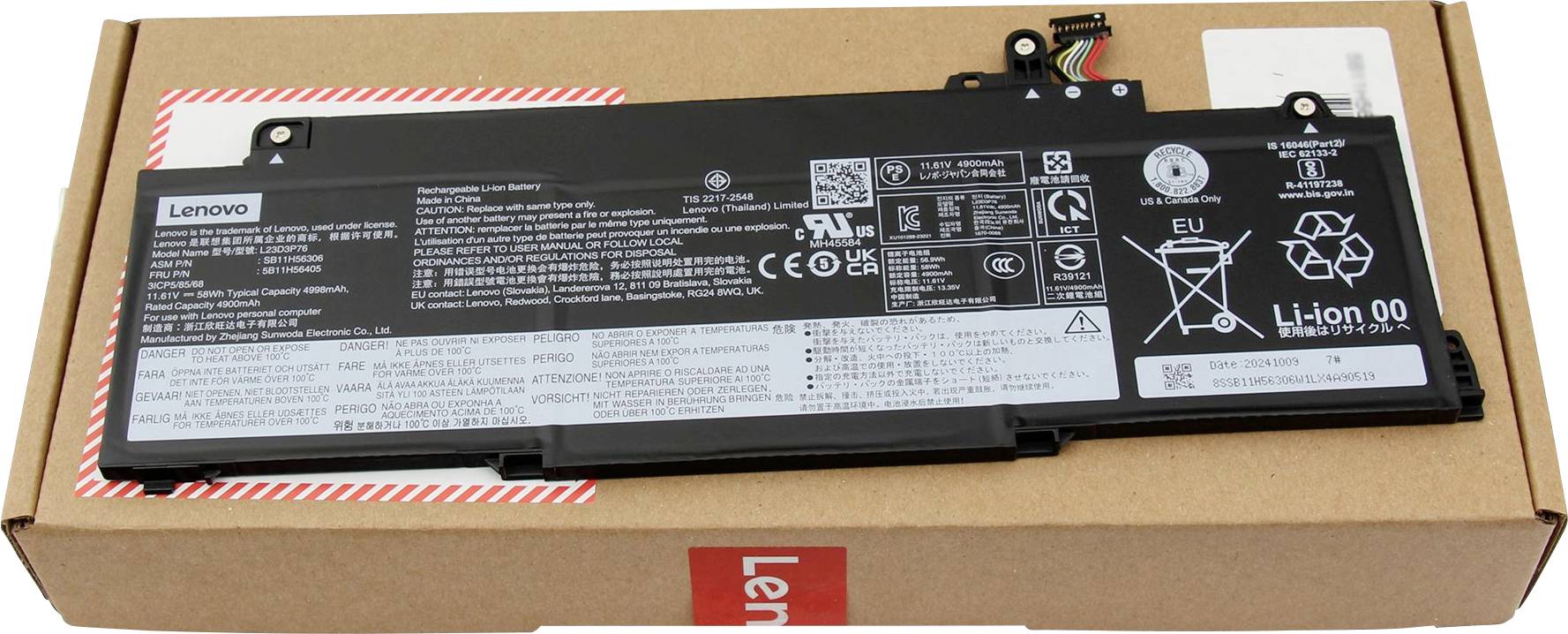 Čierny notebook Lenovo batéria s rôznymi certifikačnými symbolmi a bezpečnostnými výstrahami vytlačenými na povrchu, umiestnený na kartónovej obalovacej krabici.
