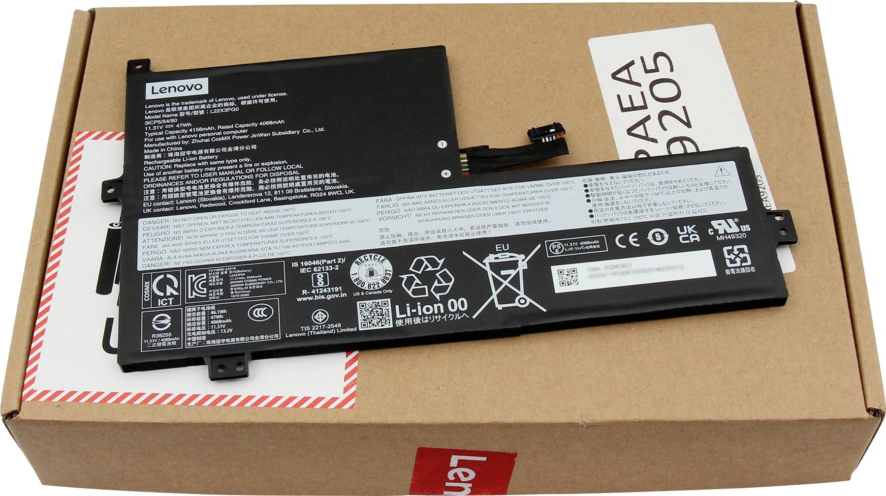 Dve batérie notebooku Lenovo umiestnené na firemnej kartónovej krabici Lenovo. Batérie zobrazujú technické špecifikácie a certifikačné symboly.