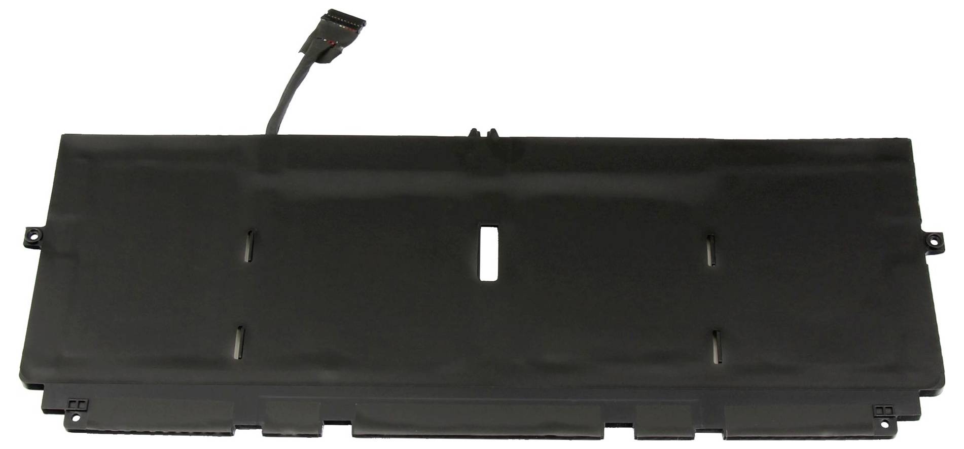 Obdĺžniková čierna batéria do laptopa s pripojeným káblom v ľavom hornom rohu, navrhnutá pre napájanie elektronických zariadení.
