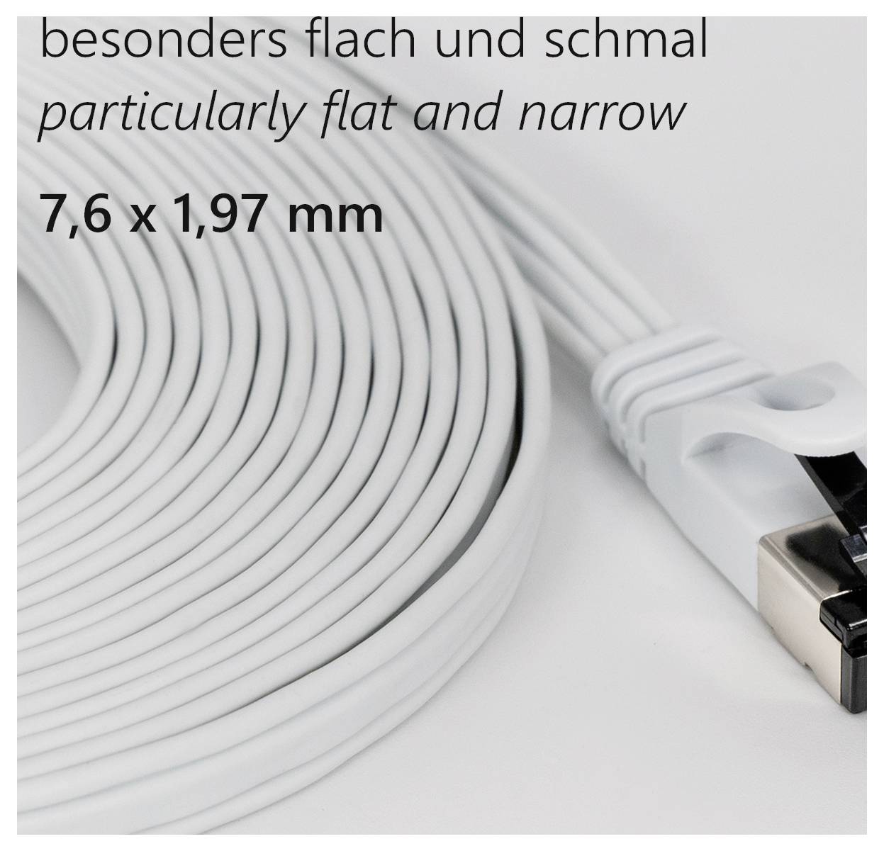 „Mimoriadne ploché a úzke, 7,6 x 1,97 mm" – Obrázok plochého, bieleho kábla s RJ45 konektorom.