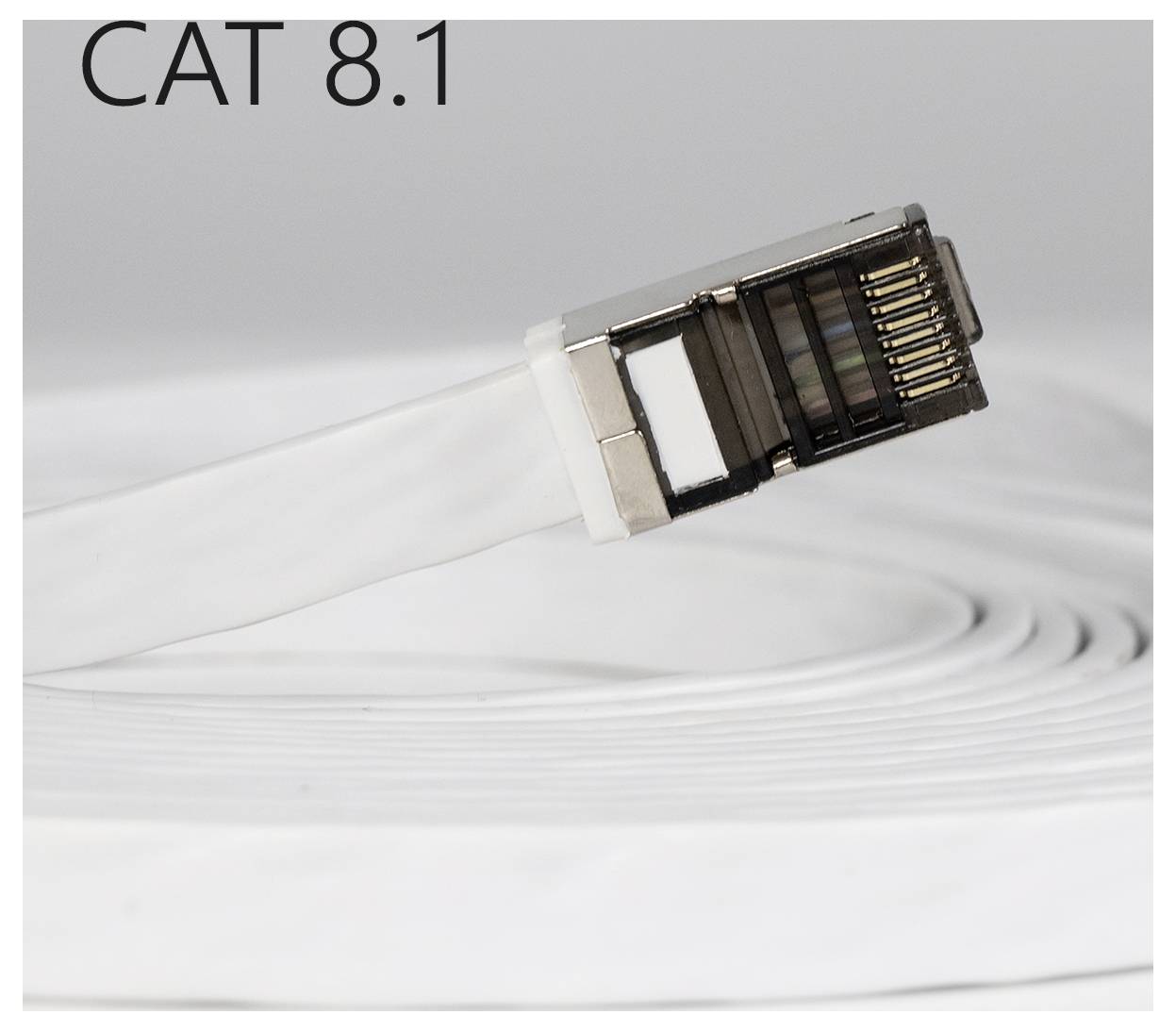 Ethernetový kábel 'CAT 8.1' navinutý do špirály, detail konektora.