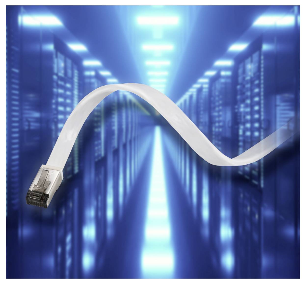 Žiariaci ethernetový kábel a serverovňa symbolizujú digitálnu konektivitu a prenos dát v modernom technologickom prostredí.
