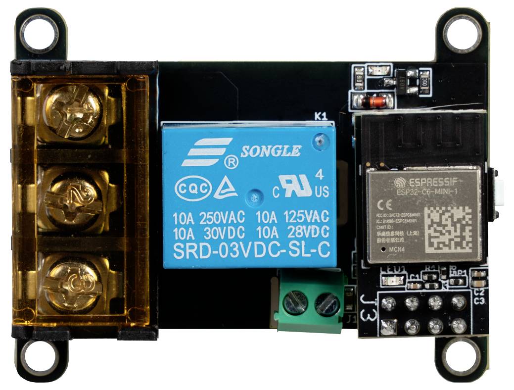"Inteligentný reléový modul s čipom ESP8266, modré relé označené „SONGLE", pripojené svorky, zobrazujúce komponenty pripojiteľnosti na doske plošných spojov."