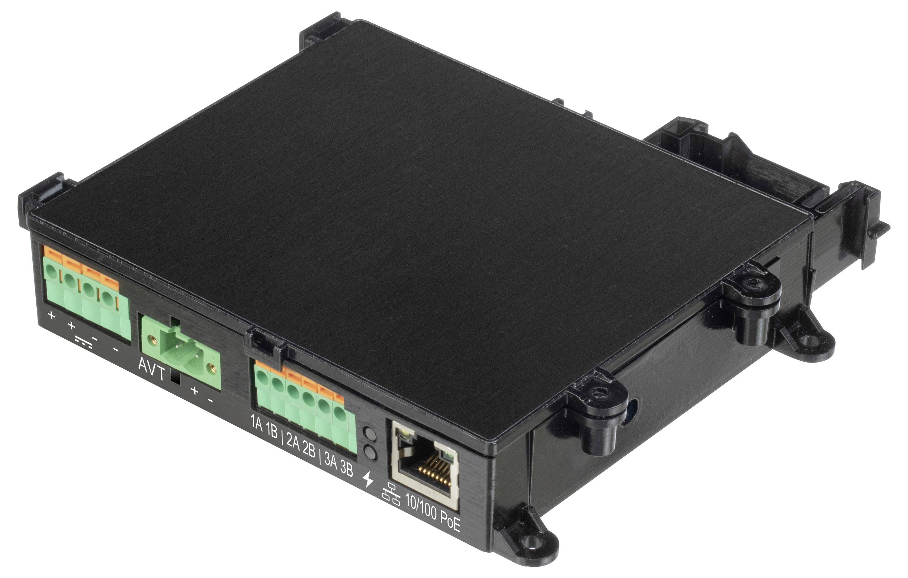 Čierna elektronická krabica zariadenia s viacerými zelenými a oranžovými konektormi na boku, s označenými portami vrátane AVT a I/O, a ethernetovým portom označeným "PoE".