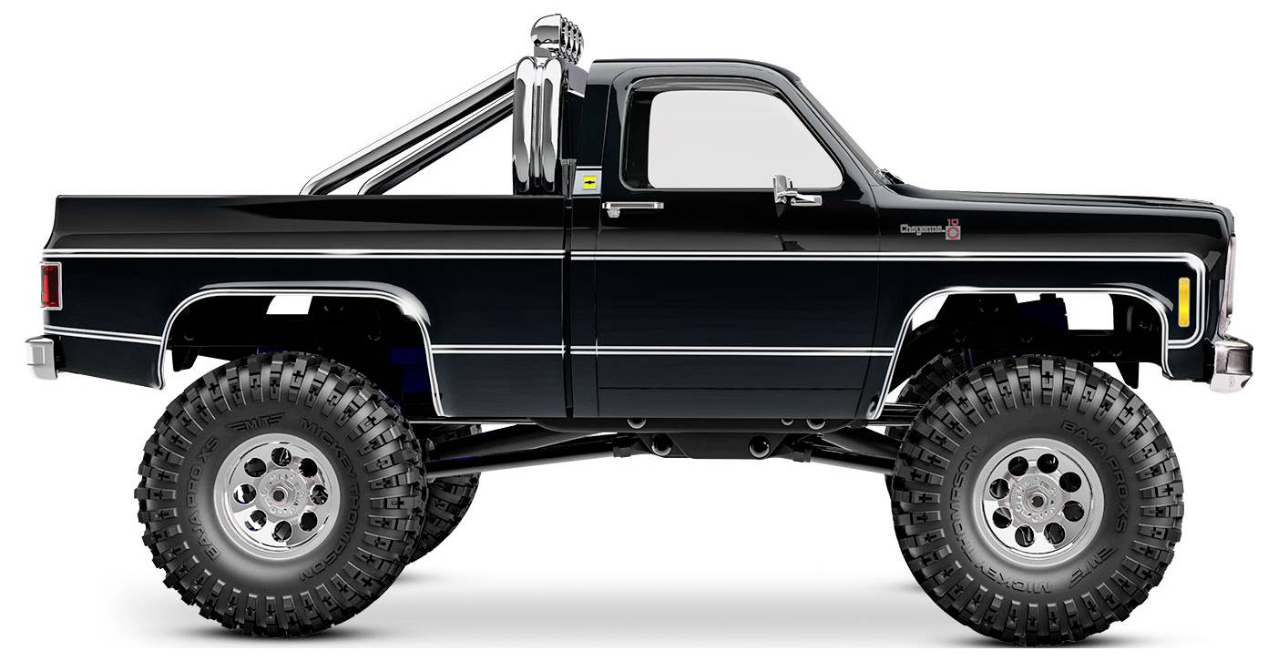 Zdvihnutý čierny terénny pick-up s veľkými pneumatikami a chrómovanými prvkami. Má zvýšený podvozok a viditeľné výfukové potrubia.