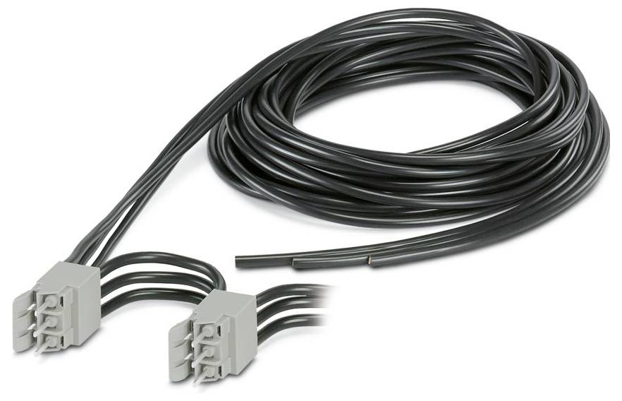 Dlhý čierny elektrický kábel s dvoma sivými konektormi na jednom konci, pričom každý má tri kolíky, starostlivo navinutý na skladovanie alebo prepravu.