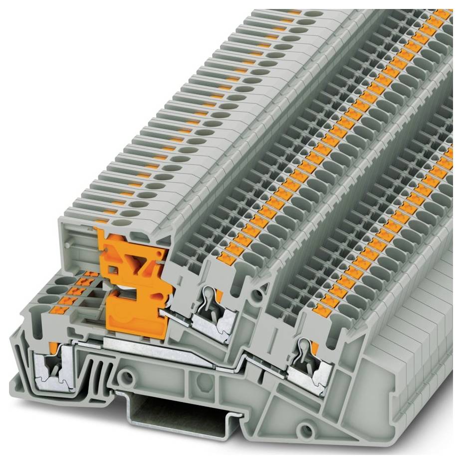 Detailný pohľad na sivý a oranžový elektrickejší zložitostný blok používaný na pripájanie vedení v elektrických systémoch, zobrazujúci viacero prípojných bodov.