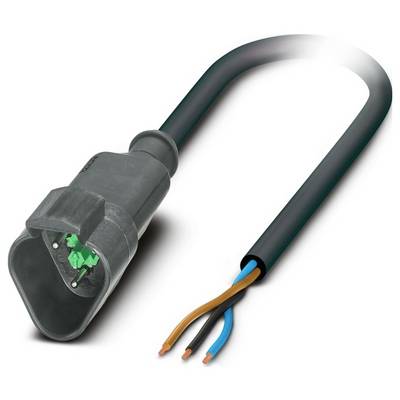Zblízka obrázok elektrickej zástrčky s tromi odhaleným drôtmi: modrým, hnedým a čiernym. Zástrčka má sivú plastovú krytku.