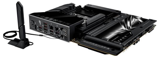 Počítačová základná doska s viacerými USB portami, zvukovými konektormi a bezdrôtovou anténou, vyznačujúca sa elegantným čiernym dizajnom s grafickými prvkami.