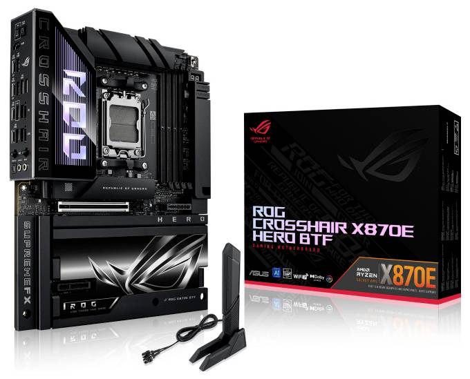 Základná doska 'ROG Crosshair X670E Hero BTF' so svojím obalom, zobrazená s príslušenstvom a branding prvkami.