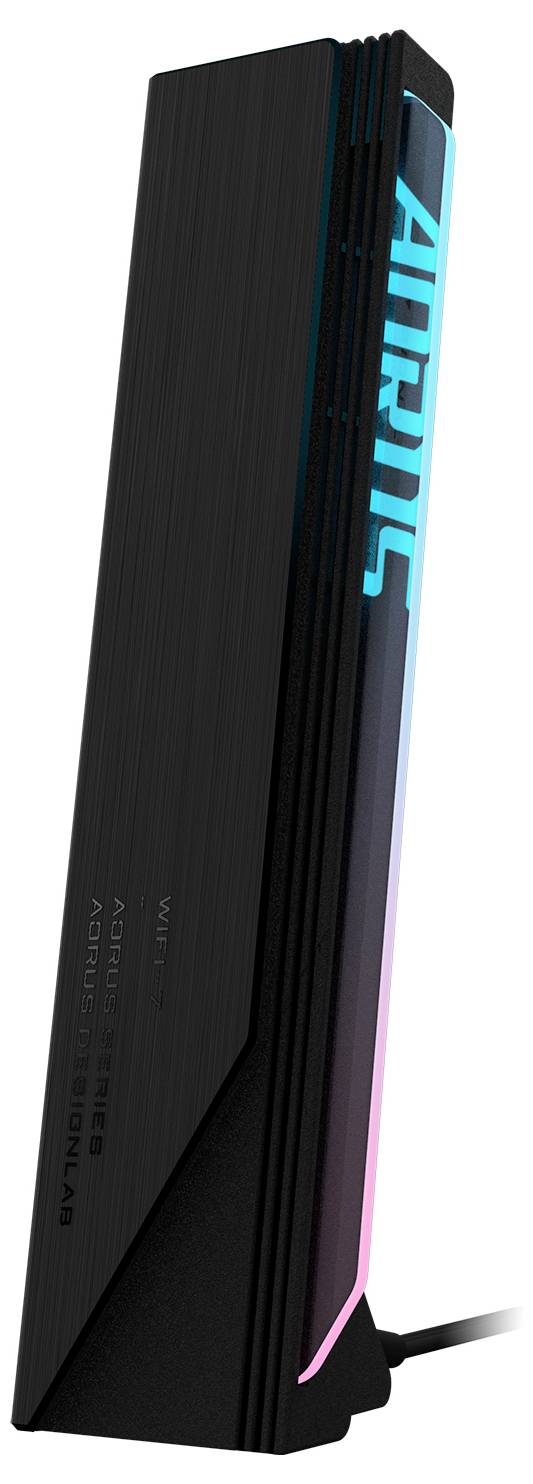Elegantný, čierny herný doplnok AORUS s RGB podsvietením, stojaci vzpriamene so žiariacim názvom značky na boku.