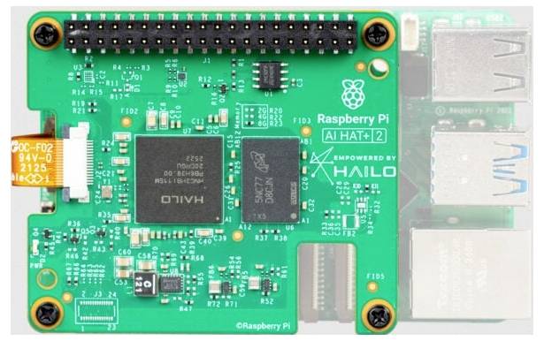 Raspberry Pi AI HAT s rôznymi elektronikami komponentmi, konektormi a čipom Hailo pre zlepšené možnosti spracovávania.