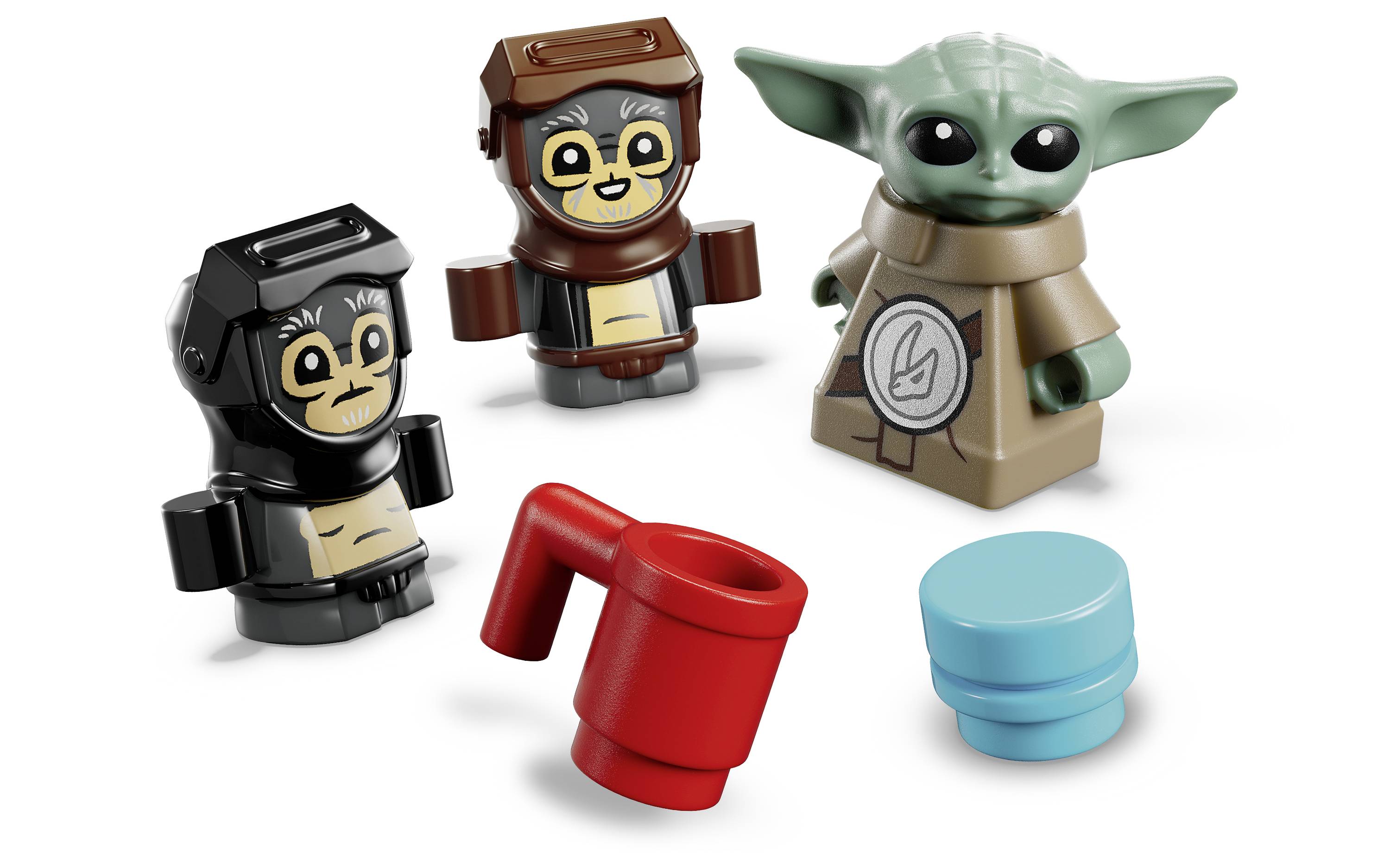 LEGO miniatúrne figúrky predstavujúce dvoch postáv s prilbami a jednu podobnú zelenému tvorovi s veľkými ušami; v sade sa nachádza červený pohár a modrý disk.