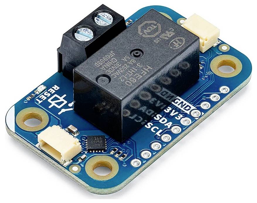 Malý elektronický relé modul s viacerými pripojovacie bodmi a označenými elektrickými cestami, používaný na ovládanie elektrických zariadení.