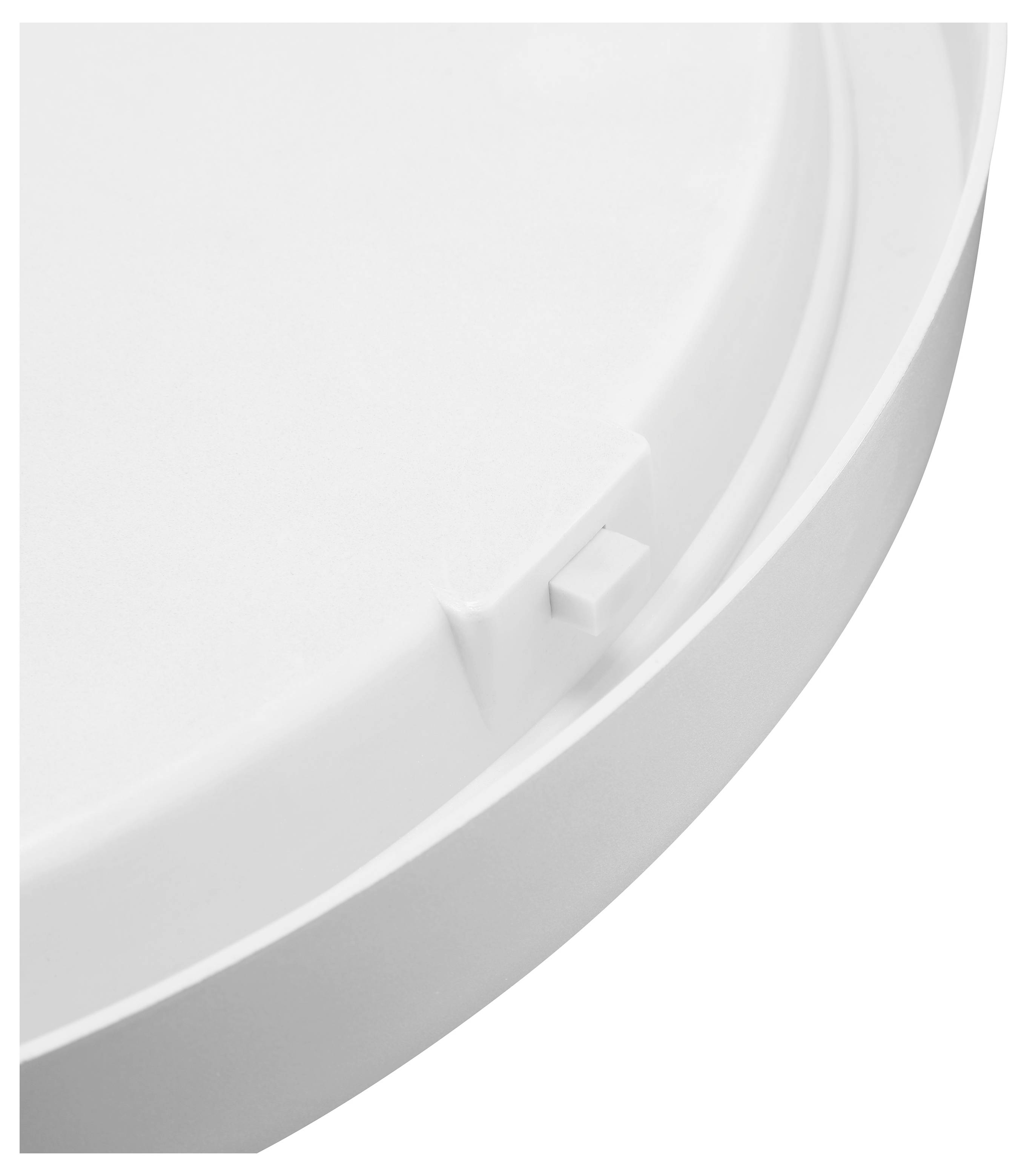 Detailný pohľad na biely kruhový plastový kryt s malým vyvýšeným výčnelkom na okraji.