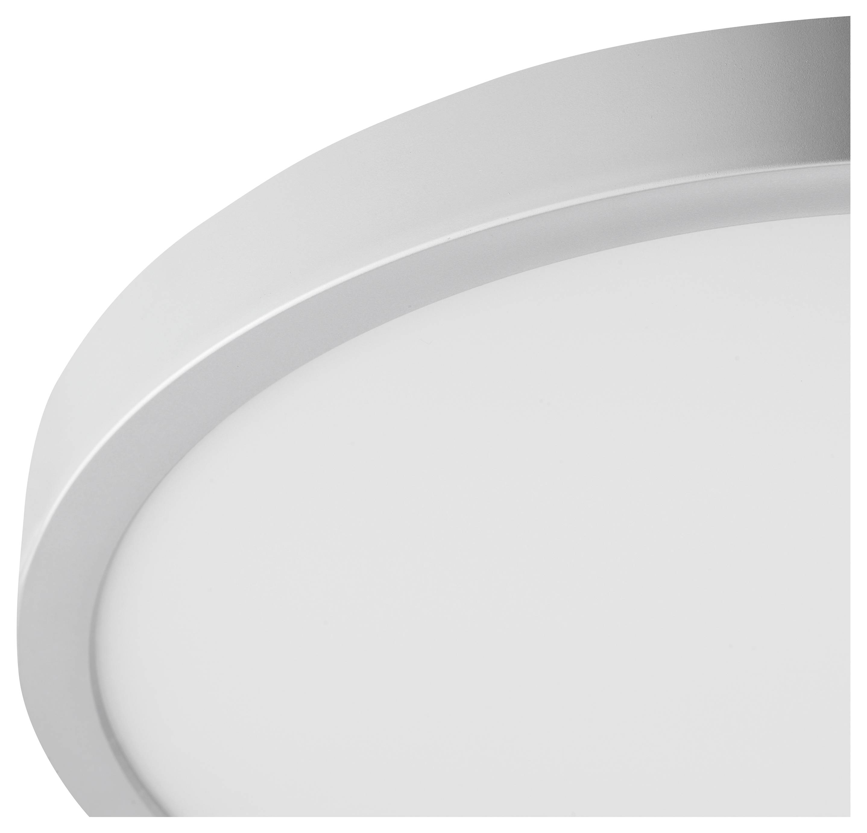 Detailný pohľad na moderné, okrúhle, biele stropné svietidlo s elegantným strieborným lemom.