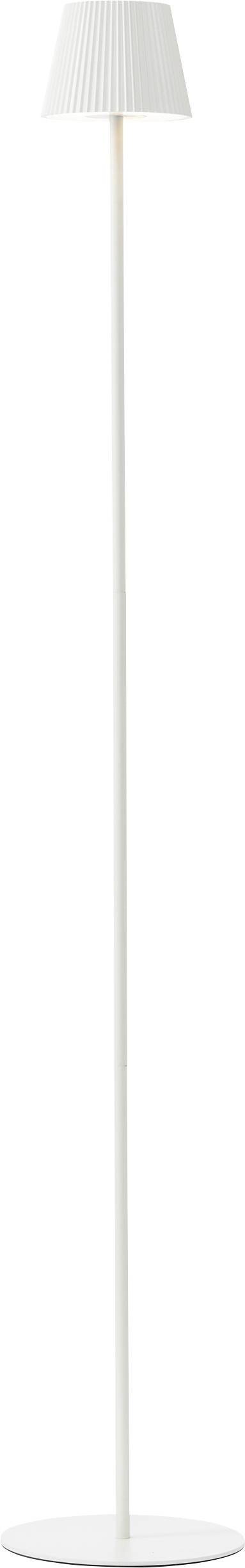 Vysoká, biela stojanová lampa s úzkym stĺpikom a plisovaným tienidlom.