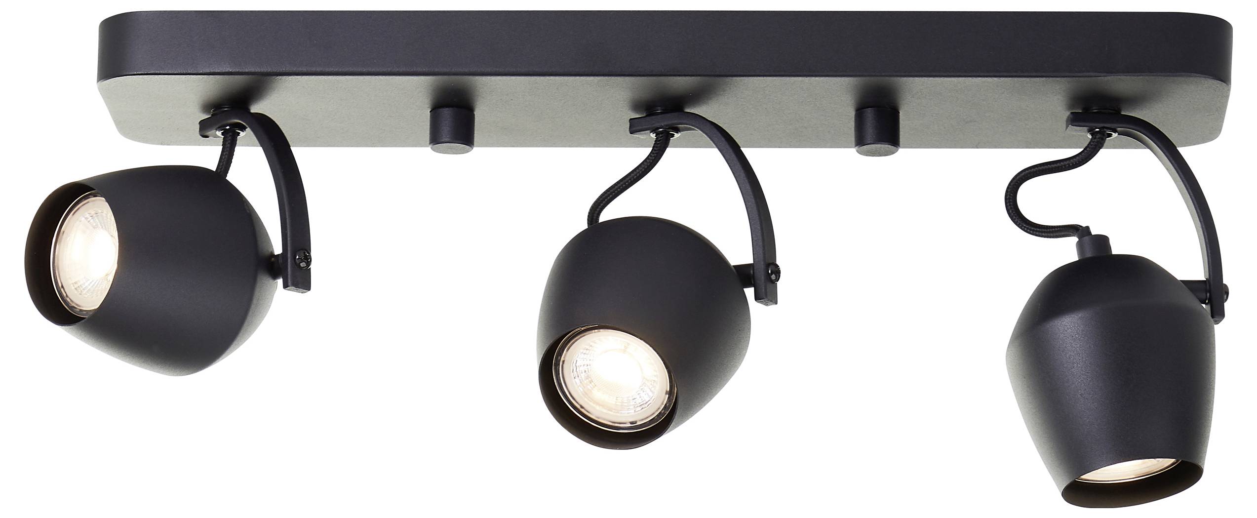 Tri moderné čierne stropné bodové svietidlá s nastaviteľnými hlavicami upevnené na obdĺžnikovej základni, vyznačujúce sa elegantným a minimalistickým dizajnom.