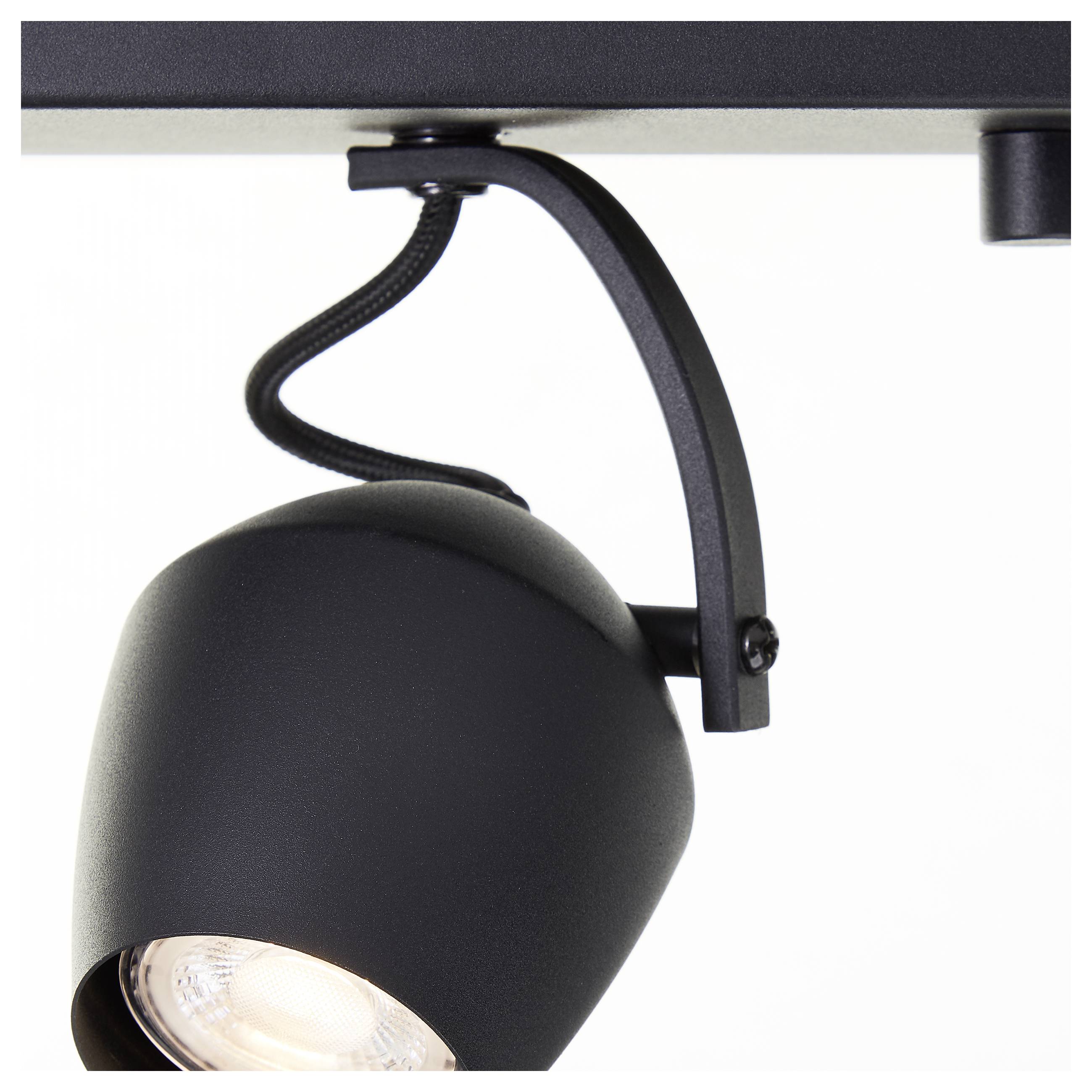 Čierne stropné bodové osvetlenie namontované na strope, pozostávajúce z nastaviteľného reflektora smerujúceho nadol.