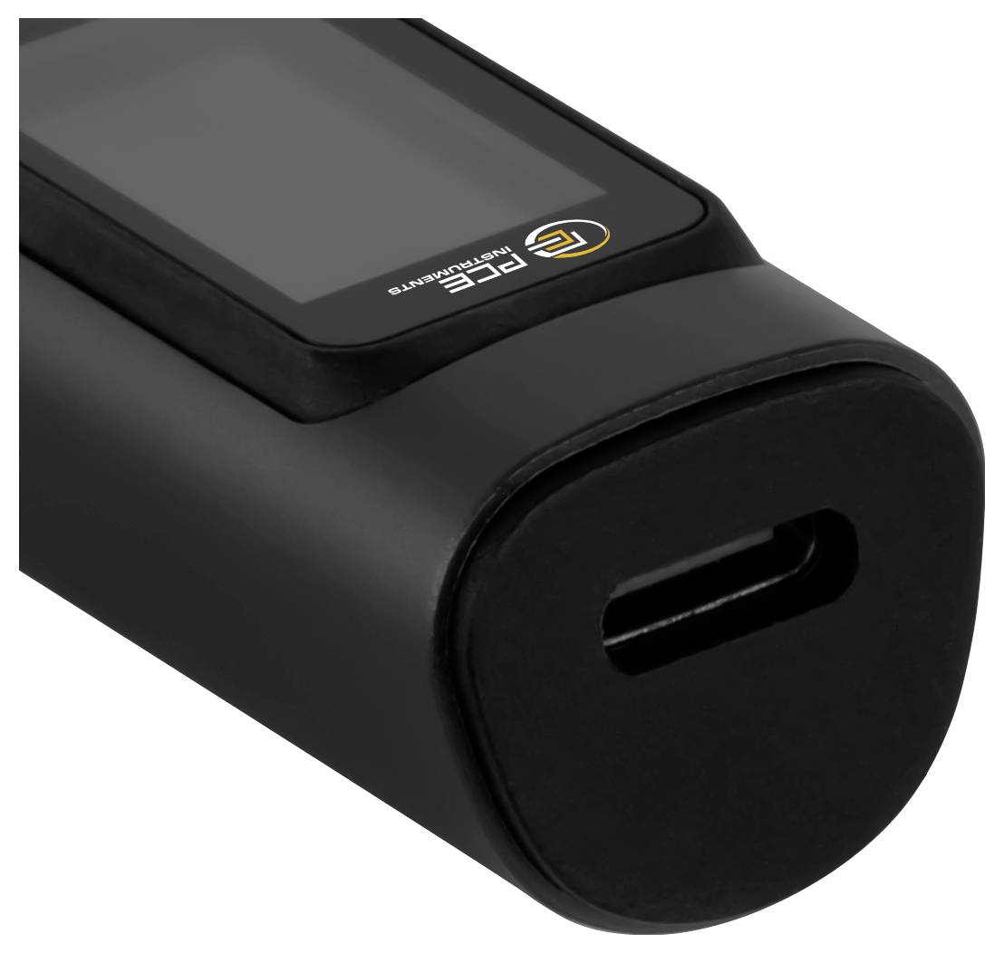 Zblížený záber na čiernu prenosnú powerbanku s USB-C portom na nabíjanie.