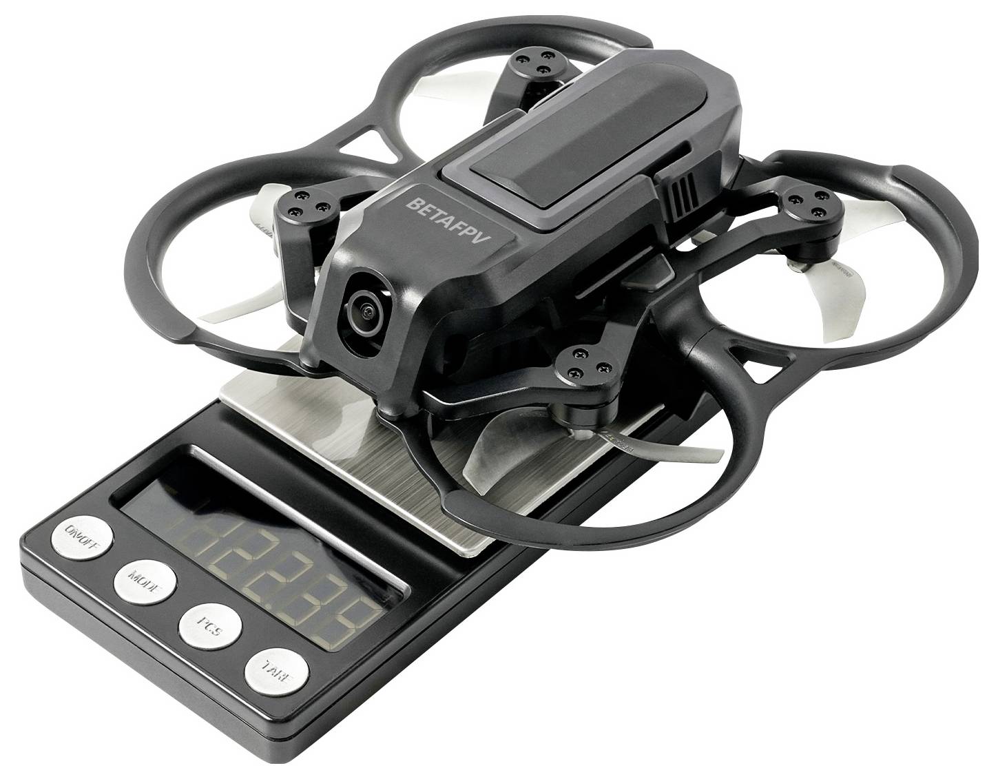 Malý čierny FPV dron s ochrannými krytmi vrtúľ sediaci na digitálnej váhe, ktorá zobrazuje jeho hmotnosť v gramoch.