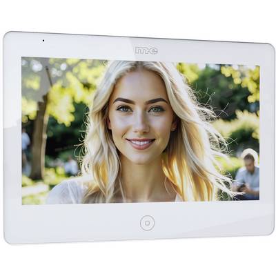 Digitálny fotorámik zobrazujúci portrét usmiavajúcej sa osoby s dlhými blond vlasmi, umiestnený na rozmazanom vonkajšom pozadí so zelení.