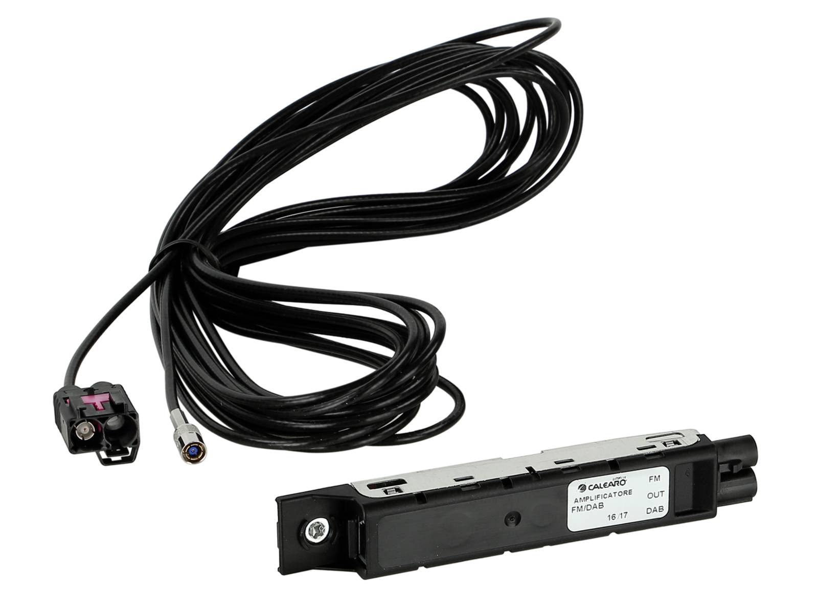 Čierny koaxiálny kábel so zdierkami vedľa malého obdĺžnikového automobilového elektronického modulu na bielom pozadí.