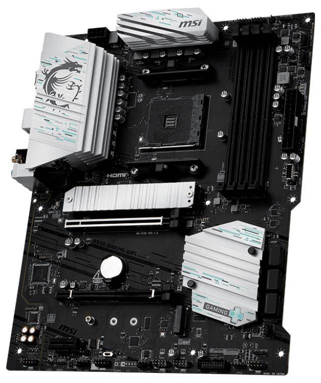 Čierna základná doska MSI so strieborným chladičom, viacerými slotmi PCIe, slotmi RAM a označenými sekciami na herný výkon.