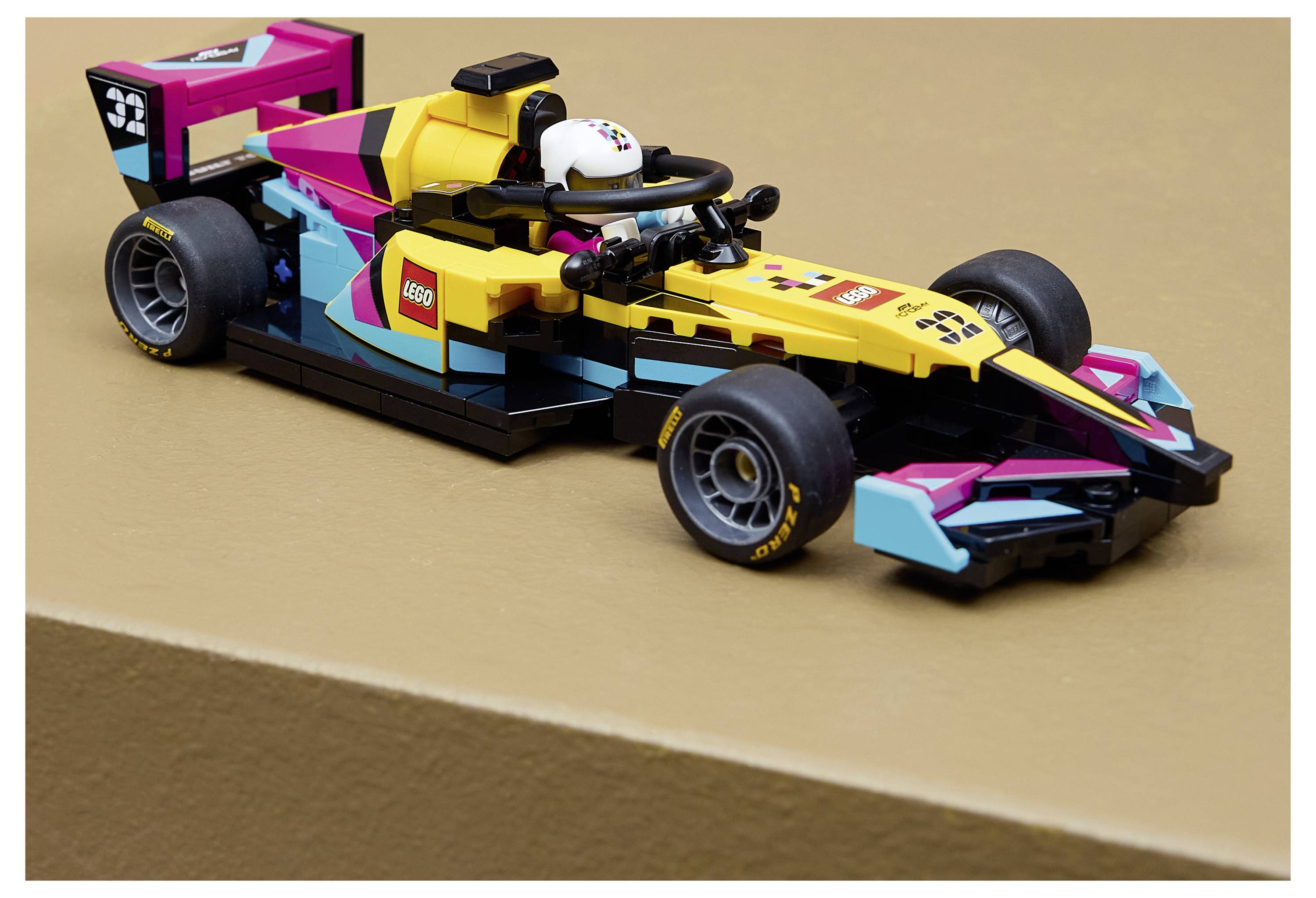 Farebné autíčko Lego Formula 1 pozostávajúce z rôznych jasných prvkov s podrobnými komponentmi a helmou nosiacou postavou v kokpite.