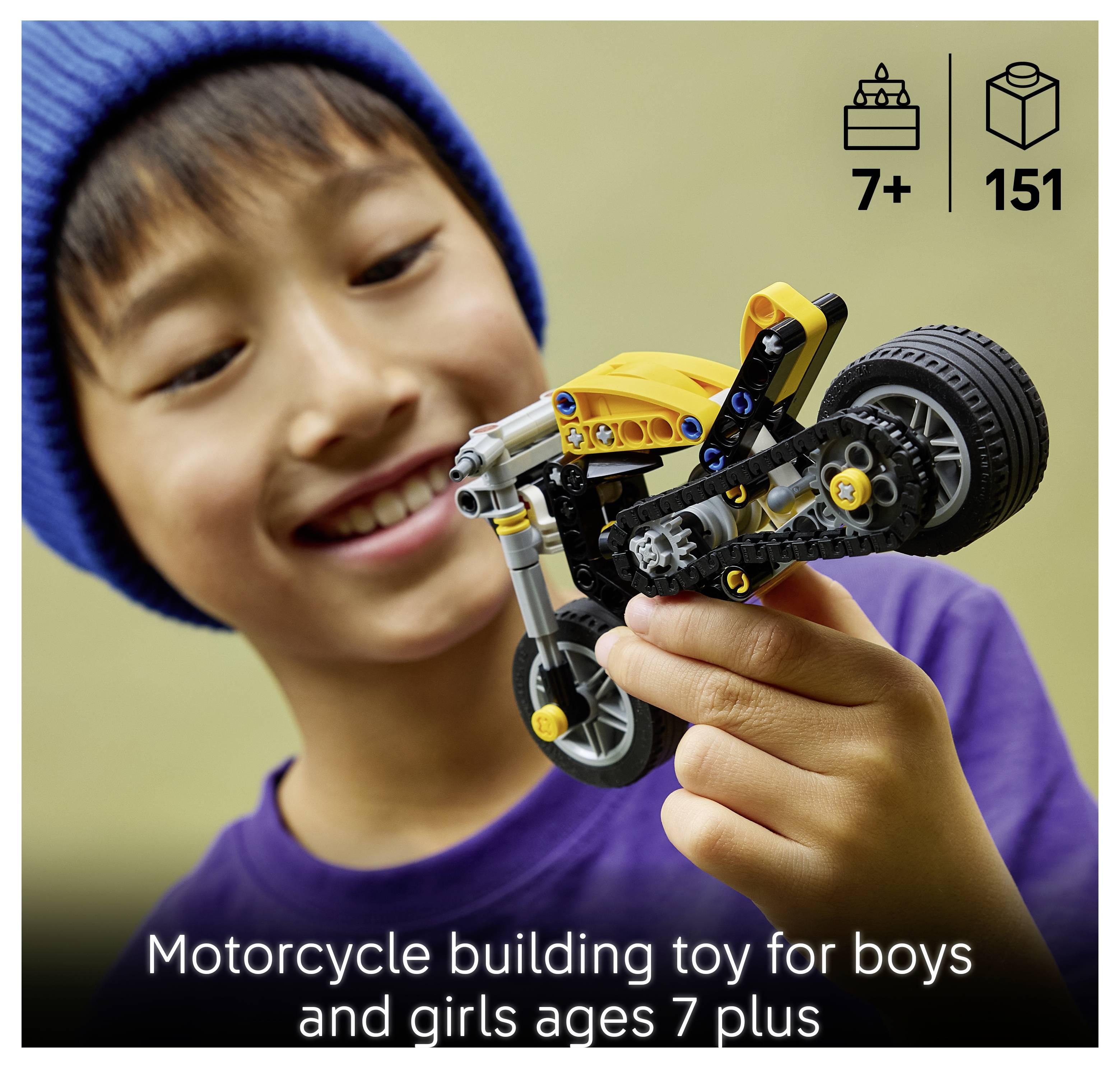 Dieťa drží žltú a čiernu motorku z kociek. Text: Stavebnica motorky pre chlapcov a dievčatá od 7 rokov.